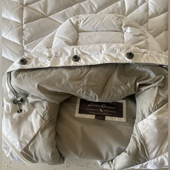 Eddie Bauer Women's White Quilted Vest - Picture 8 of 9